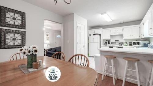 Covenant Cottage with outdoor dining