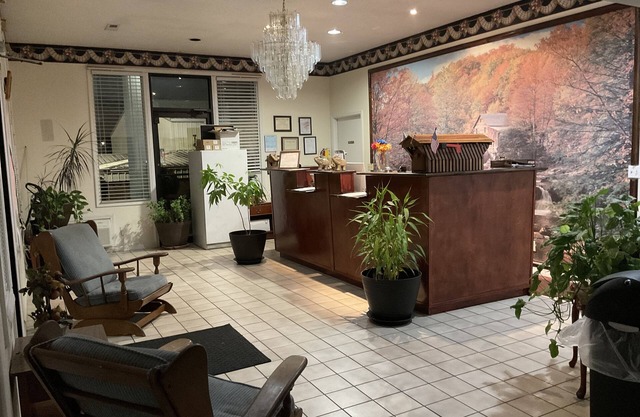 COVERED BRIDGE INN & SUITES