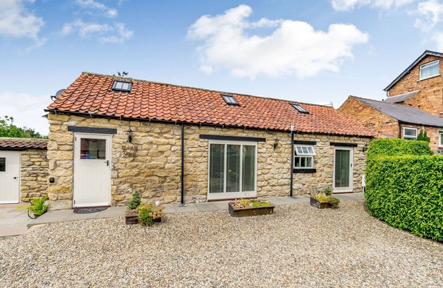 COW BYRE COTTAGE, pet friendly, luxury holiday cottage in Snainton
