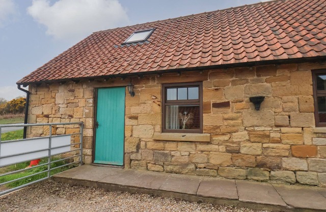 COW BYRE COTTAGE, pet friendly, character holiday cottage in Whitby