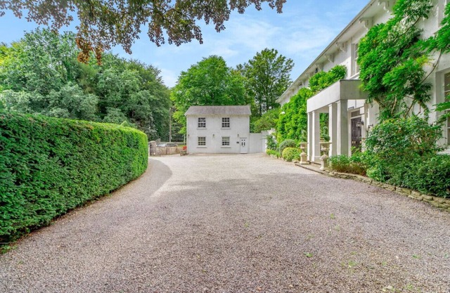Cowbridge Cottage with shared swimming pool