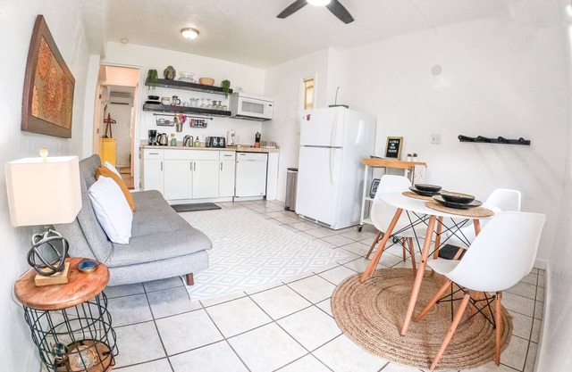 Cozy 1 bed & 1 bath, walking distance to beach.