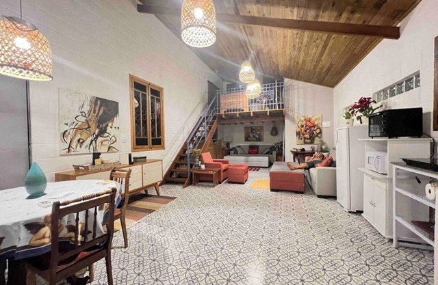 Cozy 1-bedroom chácara in charming Engenheiro Coelho with AC, fitness room, WiFi