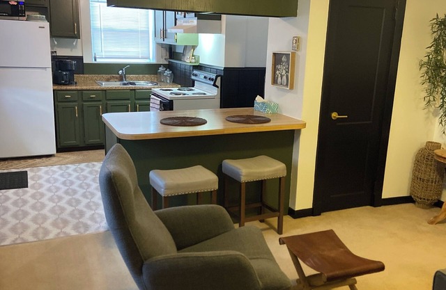 Cozy 1-bedroom apartment with WiFi, AC in charming New Columbia