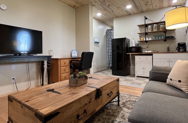 Cozy 1 bedroom apartment attached to a barn