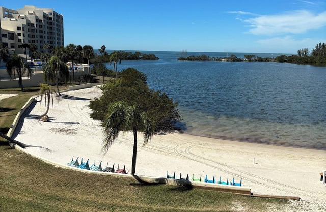 Cozy 1-bedroom condo in Hudson with WiFi, fitness room, private beach & pool