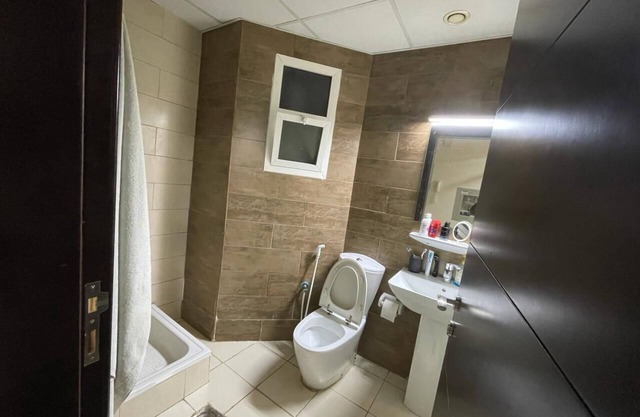 Cozy 1-bedroom condo with WiFi, AC in lovely Ajman