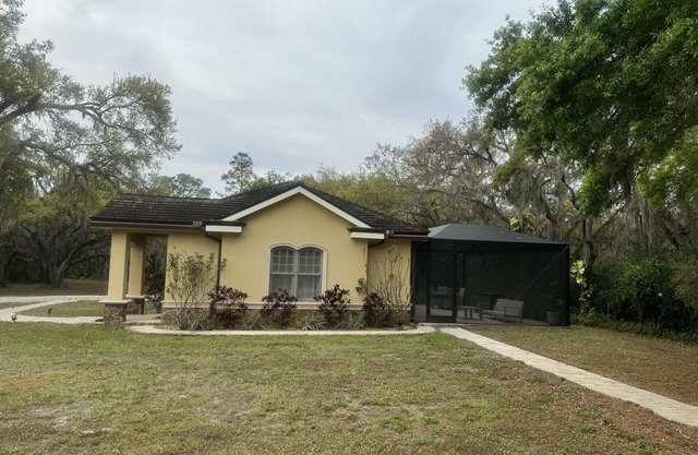 Cozy 1-bedroom house with AC and WiFi in adorable Sarasota on a 5 acre property