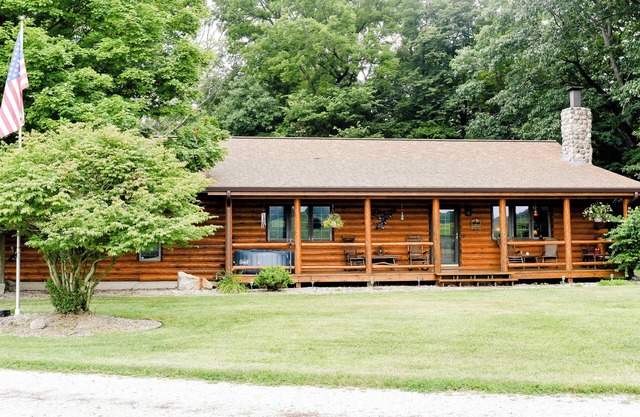 Cozy 1-bedroom log home in scenic rural Carroll County-Delphi
