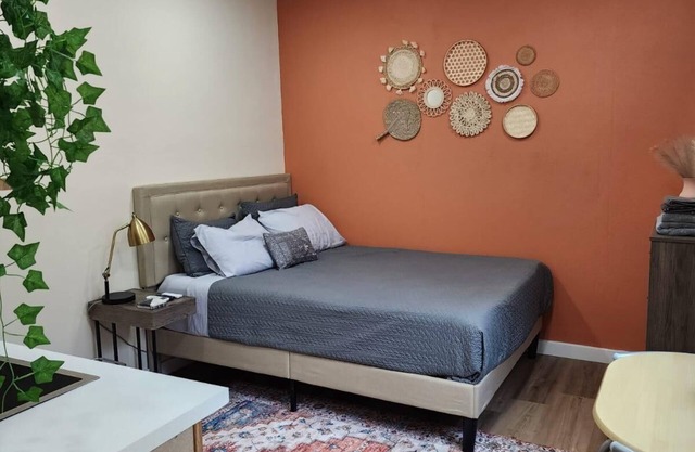 Cozy 1-bedroom studio centrally located in Tampa with WiFi, AC, and Parking.