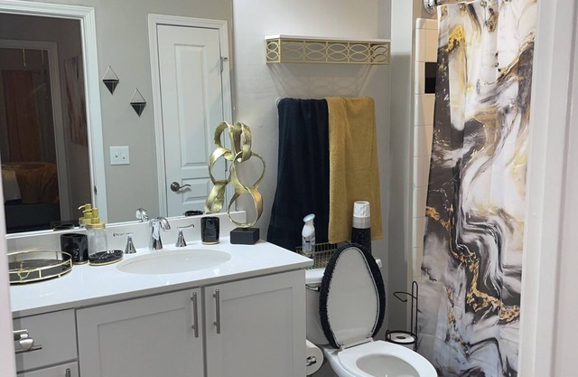 Cozy 1- bedroom with accessible pool, fire pit and gym