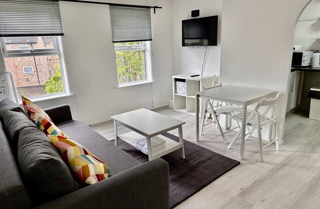 Cozy 1-BR Apt near Bromley-by-Bow Station