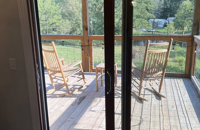 Cozy 1 BR Cabin + Sofa Bed - 9 miles to Bryant Denny Stadium!