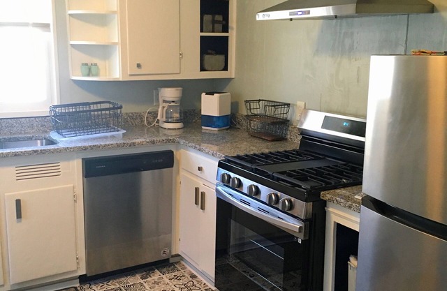 Cozy 1930's Retro Cottage Downtown