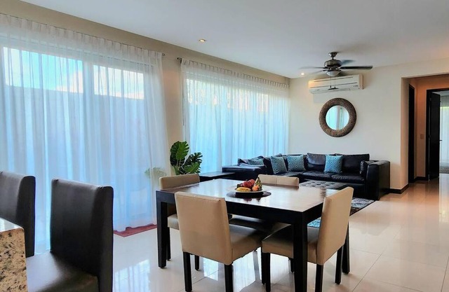 Cozy 1be/1ba on 12 street gym+pool+100mbps internet