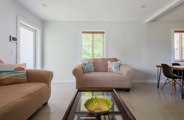 Cozy 2/1 Home, wraparound yard, free parking, gazebo!