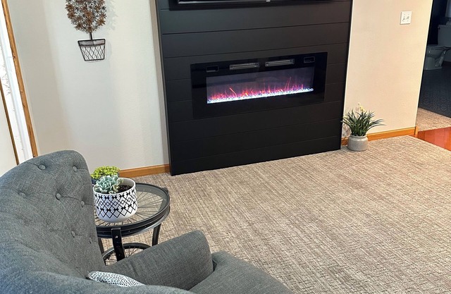 Cozy 2-bd home in Newfolden. WiFi, AC, Full kitchen & living room w fireplace!