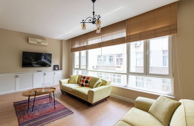 Cozy 2-bedroom apartment in charming Istanbul with AC