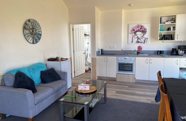 Cozy 2 bedroom bungalow w/seperate sleepout. 200m from the railtrail.