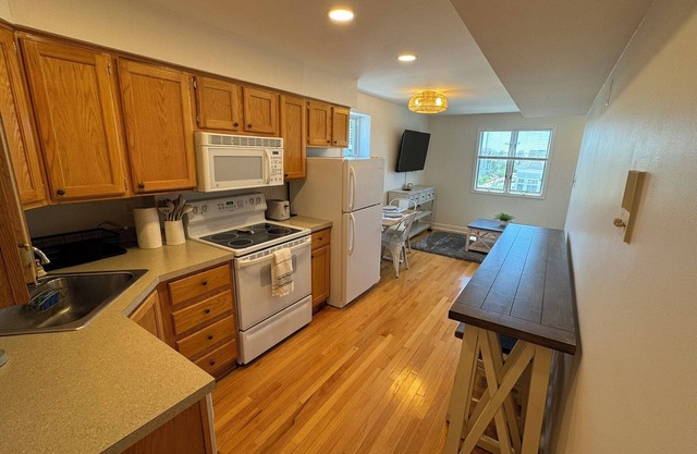 Cozy 2-bedroom condo with AC and WiFi close to beach in beautiful Margate City