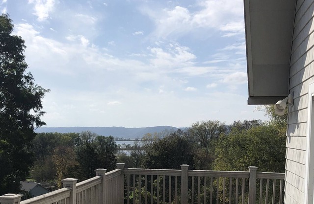 Cozy 2 bedroom loft cabin w/ gas fireplace, large deck, & plentiful boat parking