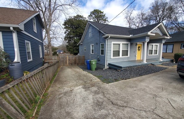 Cozy 2-bedroom, pet-friendly house in Atlanta with fenced-in back yard.