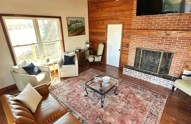 Cozy 2-Bedroom River Front Cabin in Columbus, MS