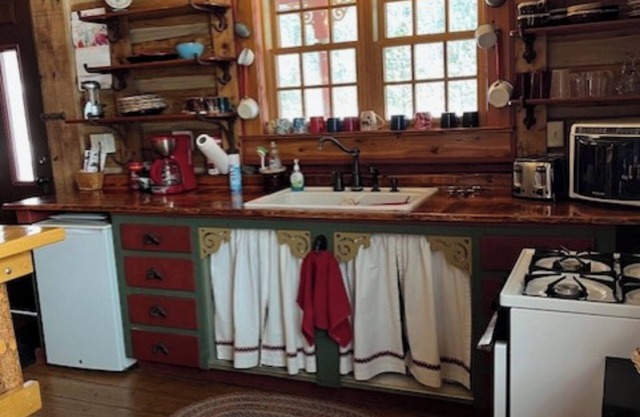 Cozy 2 bedroom rustic cabin, once long ago, a BARN, today called BARNHOUSE…!