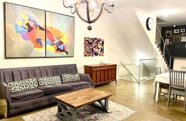 Cozy 2-bedroom Southside townhome walkable to downtown