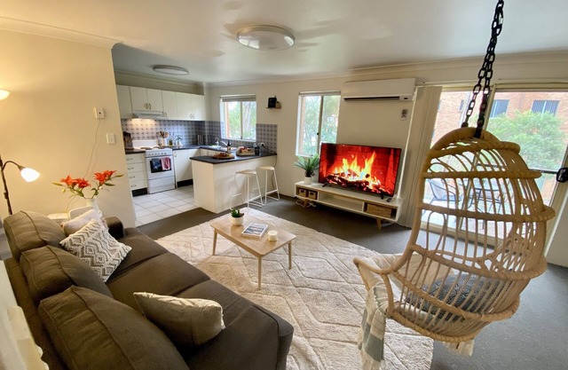 Cozy 2 bedroom unit close to everything