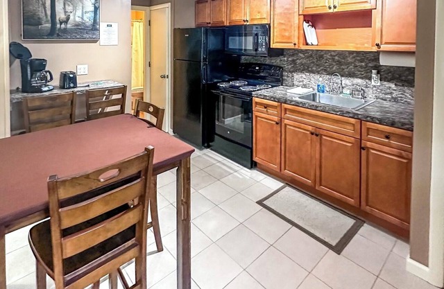 Cozy 2 Bedroom unit located 1-1/4 miles from Mt. Snow with gas fireplace #14