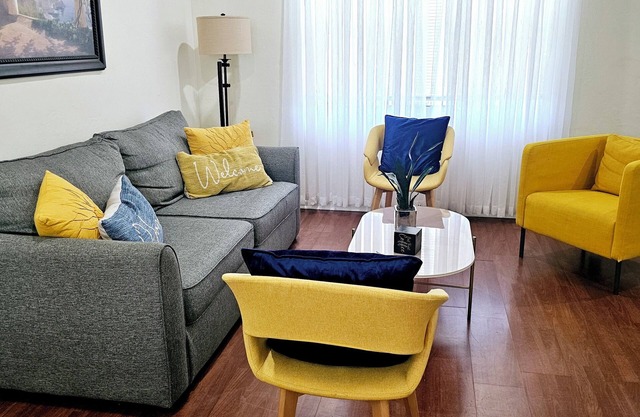 Cozy 2 Bedroom with free parking on Premise