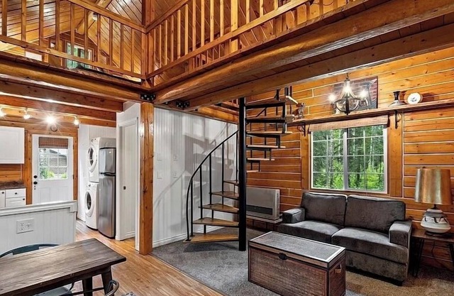 Cozy 2-loft cabin in enchanting Biglake with WiFi, and lake access close by