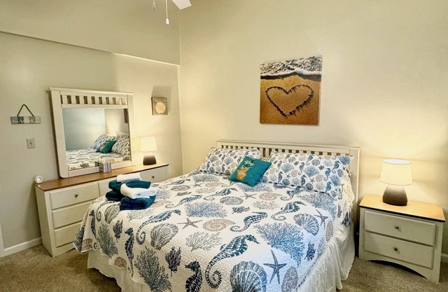 Cozy 2BR 3BD, loft style Condo in beautiful Surfside Beach, with pool & hot tub