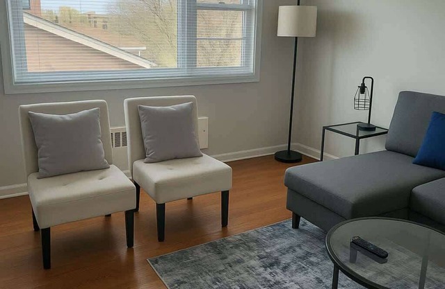 Cozy 2BR Apt near Parks & Shops