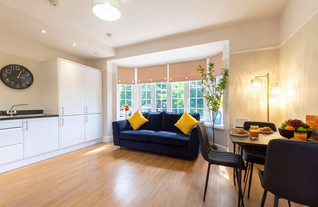 Cozy 2BR Apt w/Modern Amenities