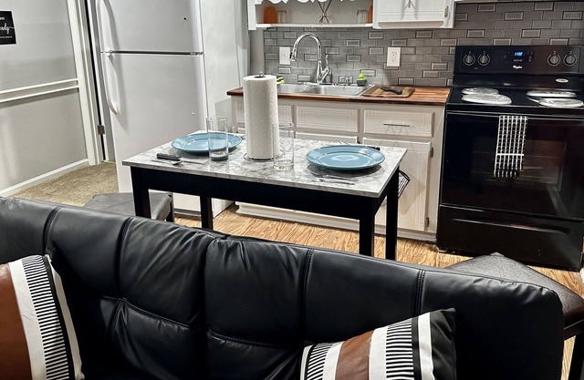 Cozy 2BR Getaway-Fully Furnished-10min To Airport