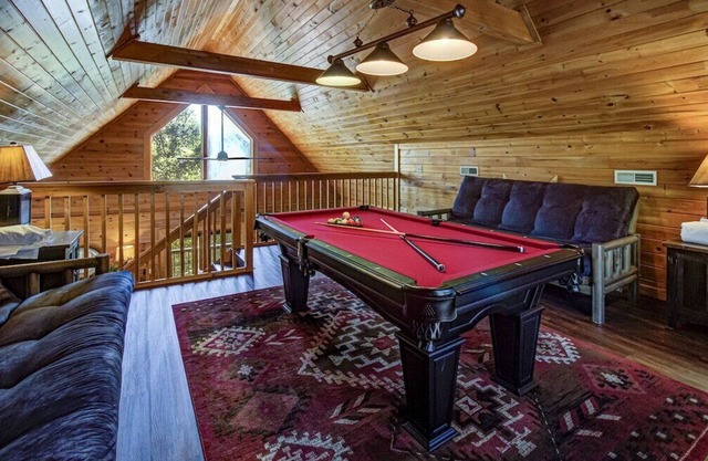 *Cozy 2BR + LOFT! Game Room HOT TUB! Arcade*