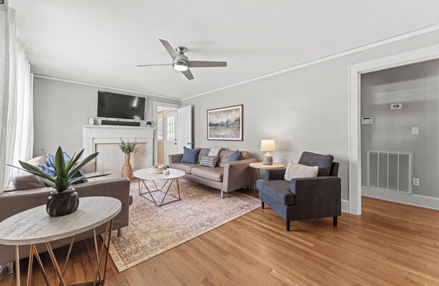 Cozy 2BR Near Furman & Downtown, Fenced Yard