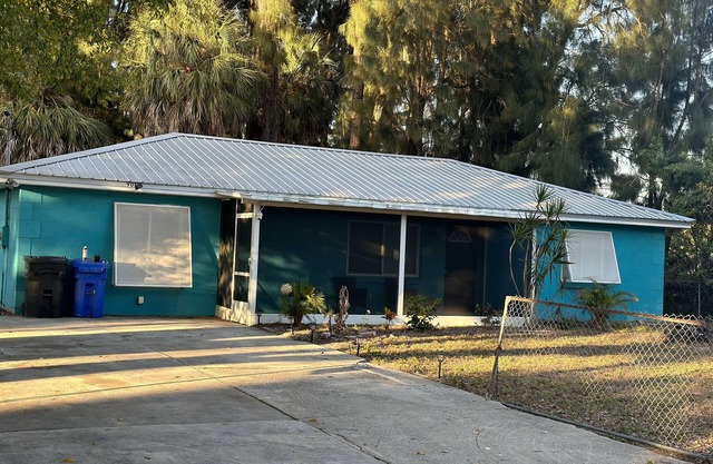 Cozy 3/2 King Bed with room for RV/Boat storage. Pet Friendly