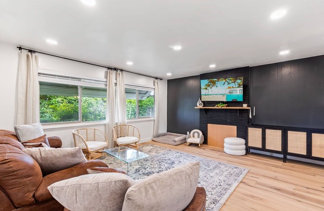 Cozy 3 bed 2 bath cottage near Oldtown Historic Folsom.