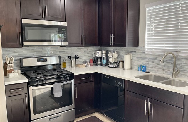 Cozy 3 bed 2 bath home, newly updated, Garage, Wifi