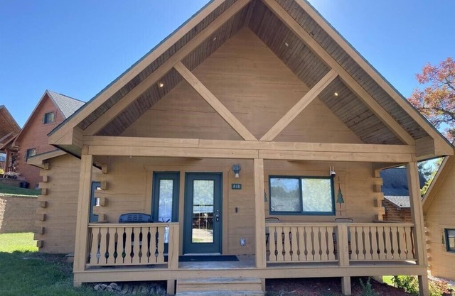 Cozy 3 bedroom/2 bath cabin near 3 Bears Resort and Jellystone Park-Warrens, WI
