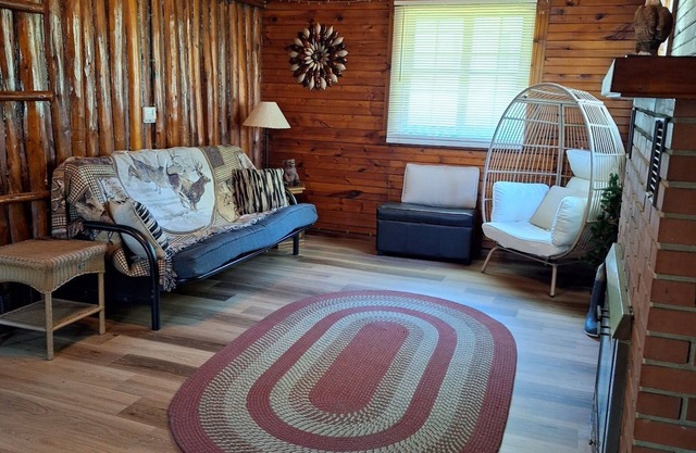 Cozy 3-bedroom cabin in charming Milton with AC