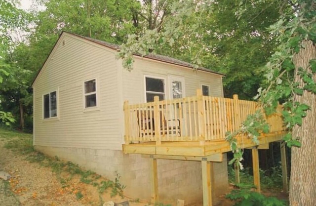 Cozy 3 Bedroom Cabin on Private Lake with canoe. Pet friendly!