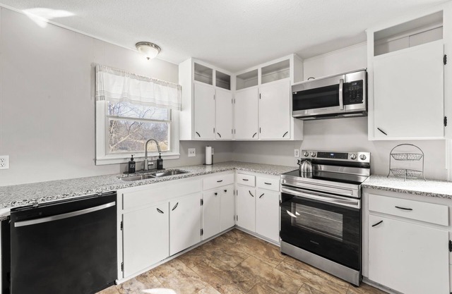 Cozy 3 bedroom in Baldwin City, close to Baker, great for families & friends!