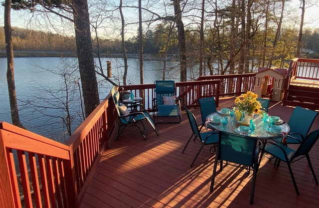 Cozy 3-bedroom LAKE home just minutes to Waterfall Hikes