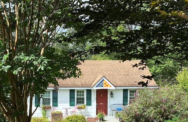 Cozy 3 BR Getaway Cottage at WeatherLea Farm & Vineyard