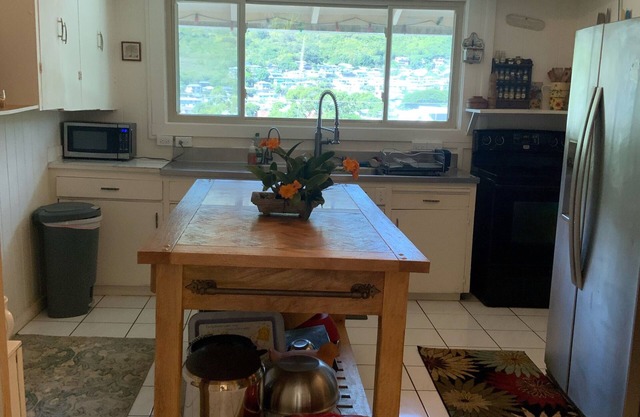 Cozy 3BD, 2BA fully furnished with beautiful mountain views.