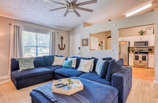Cozy 3Br/2bath Home w/heated private pool near Savannah DT & Tybee beach